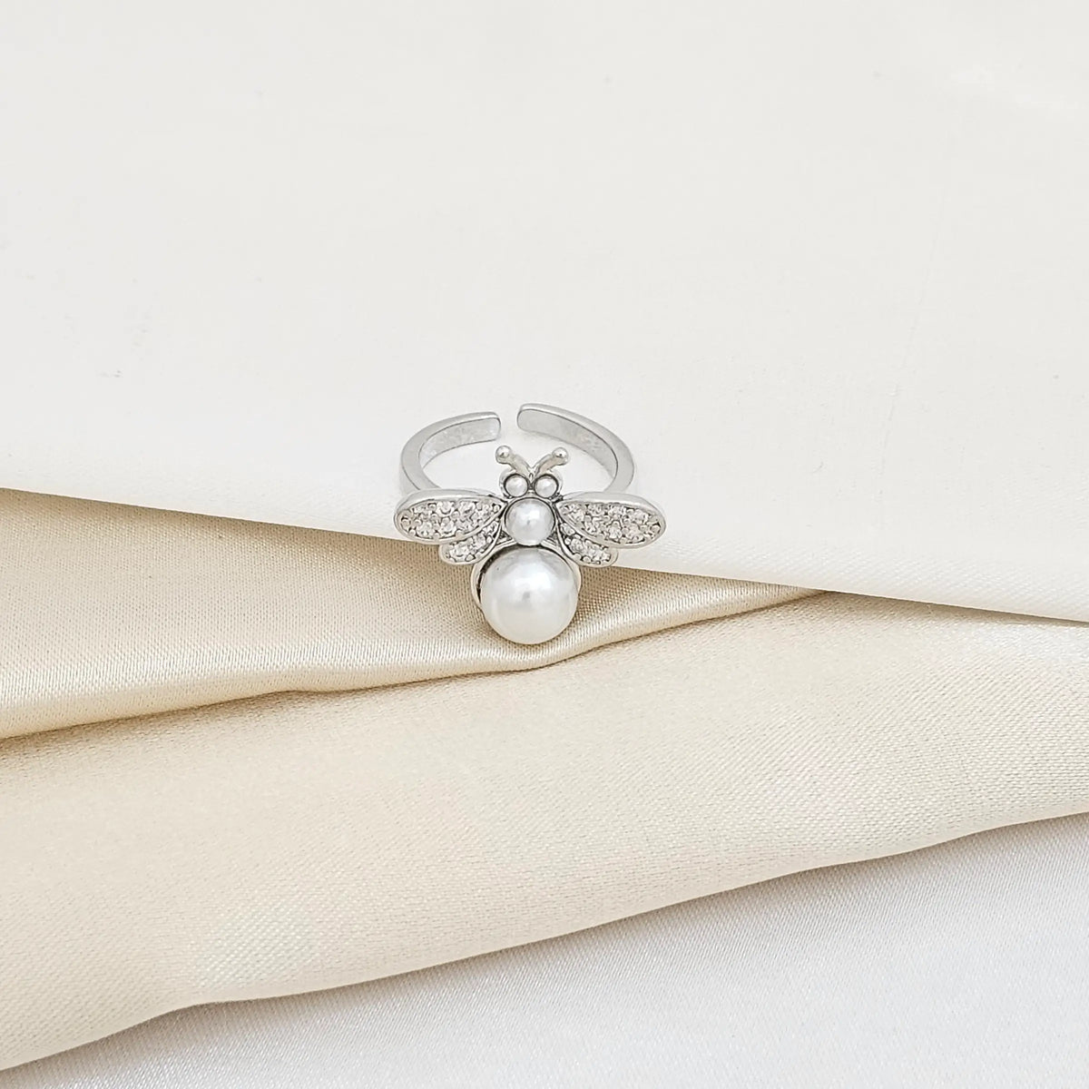 Anillo Abeja Con Perla Y Circones Plateado Rf K5924
