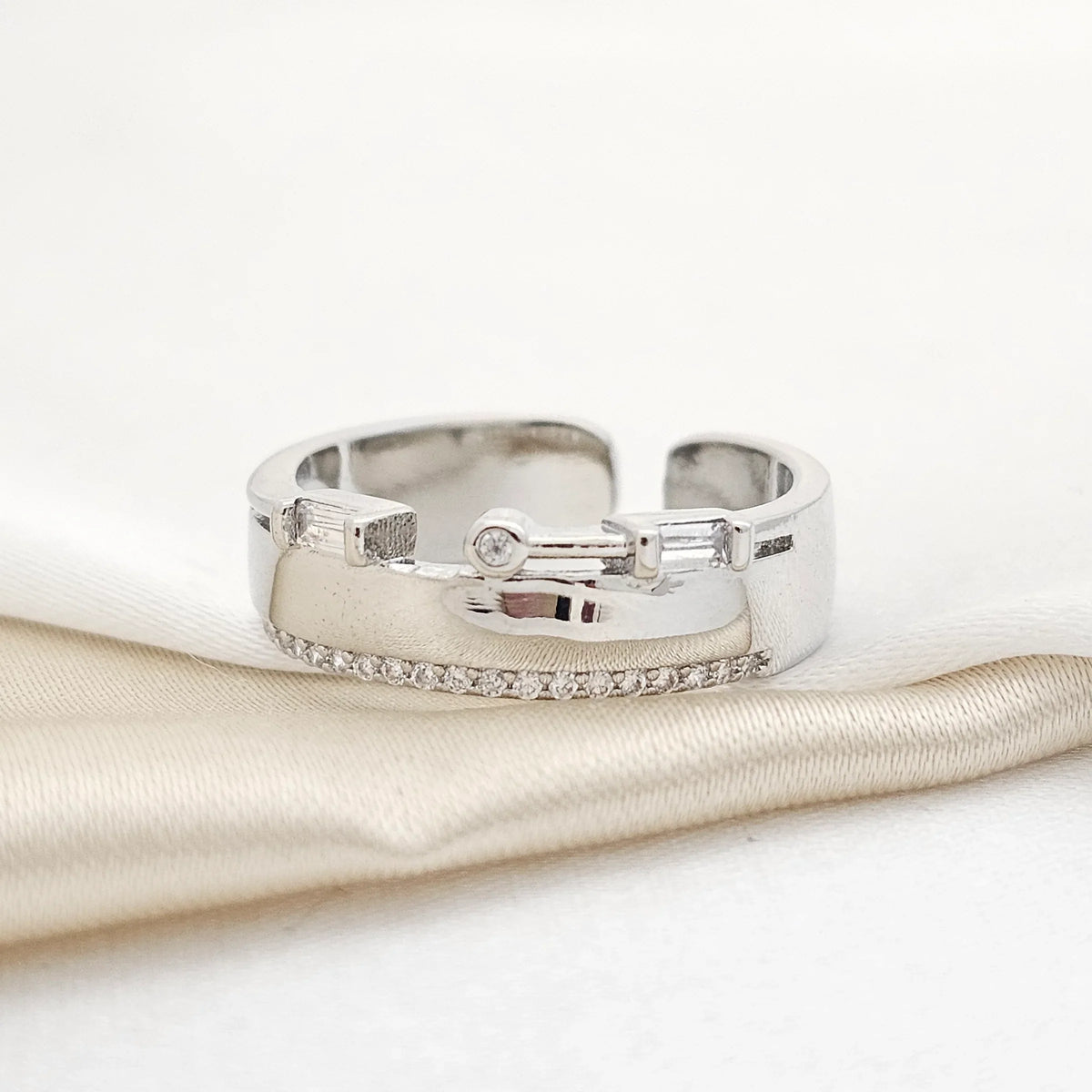 Anillo Antena Lisa Y Circones Plateado Rf K7629