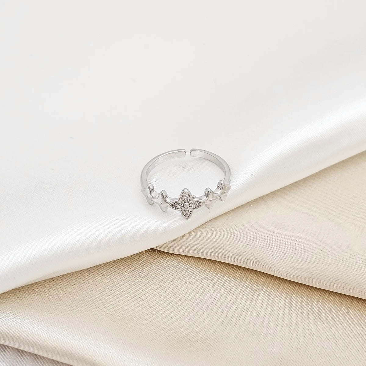 Anillo Cinco Estrellas Con Circones Plateado Rf K6222