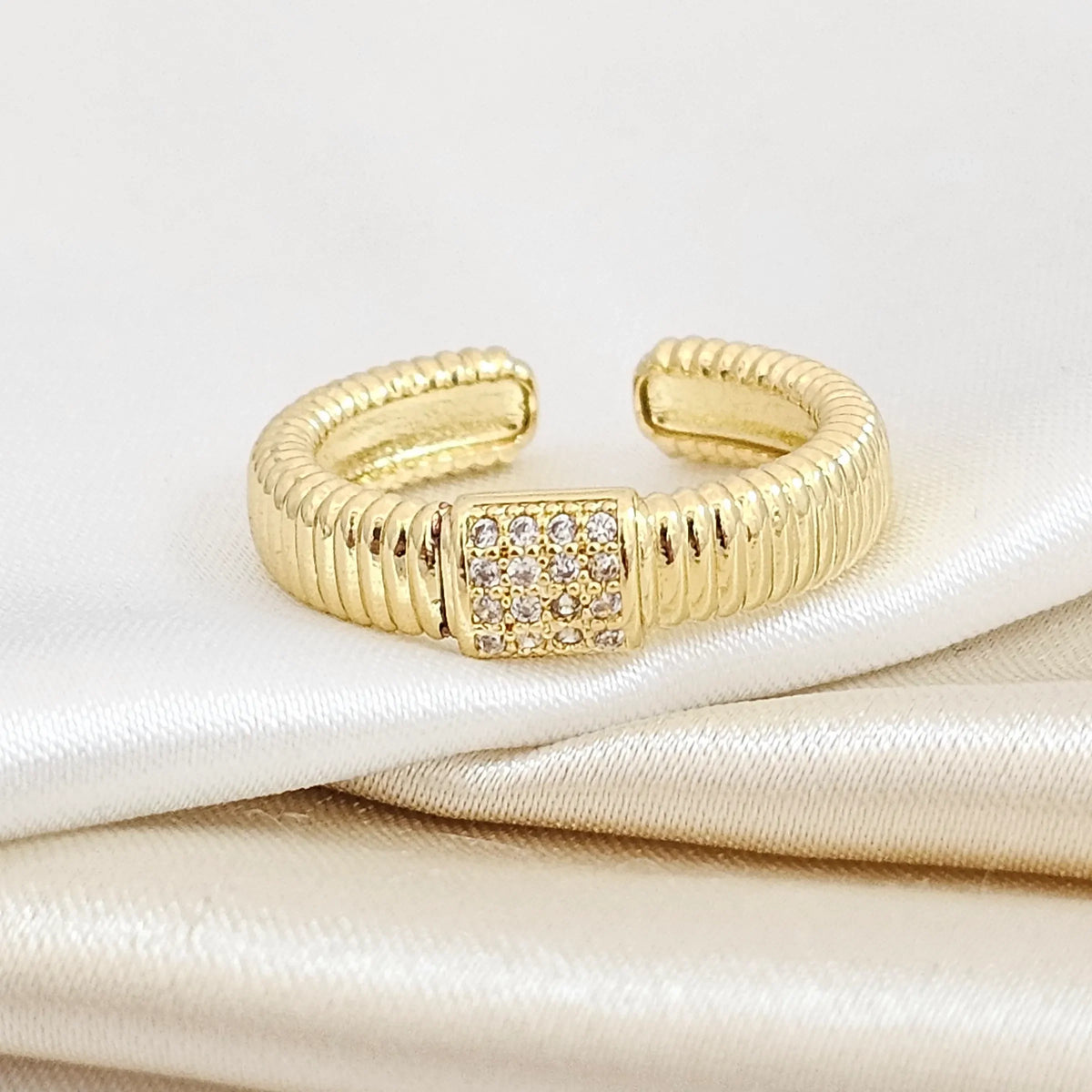 Anillo Con Lineas Circon Dorado Rf K4254