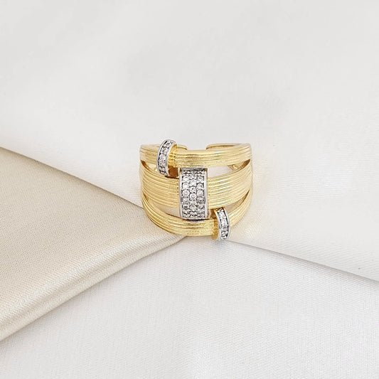 Anillo Con Lineas Dorado Con Circones Plateados Rf K5522
