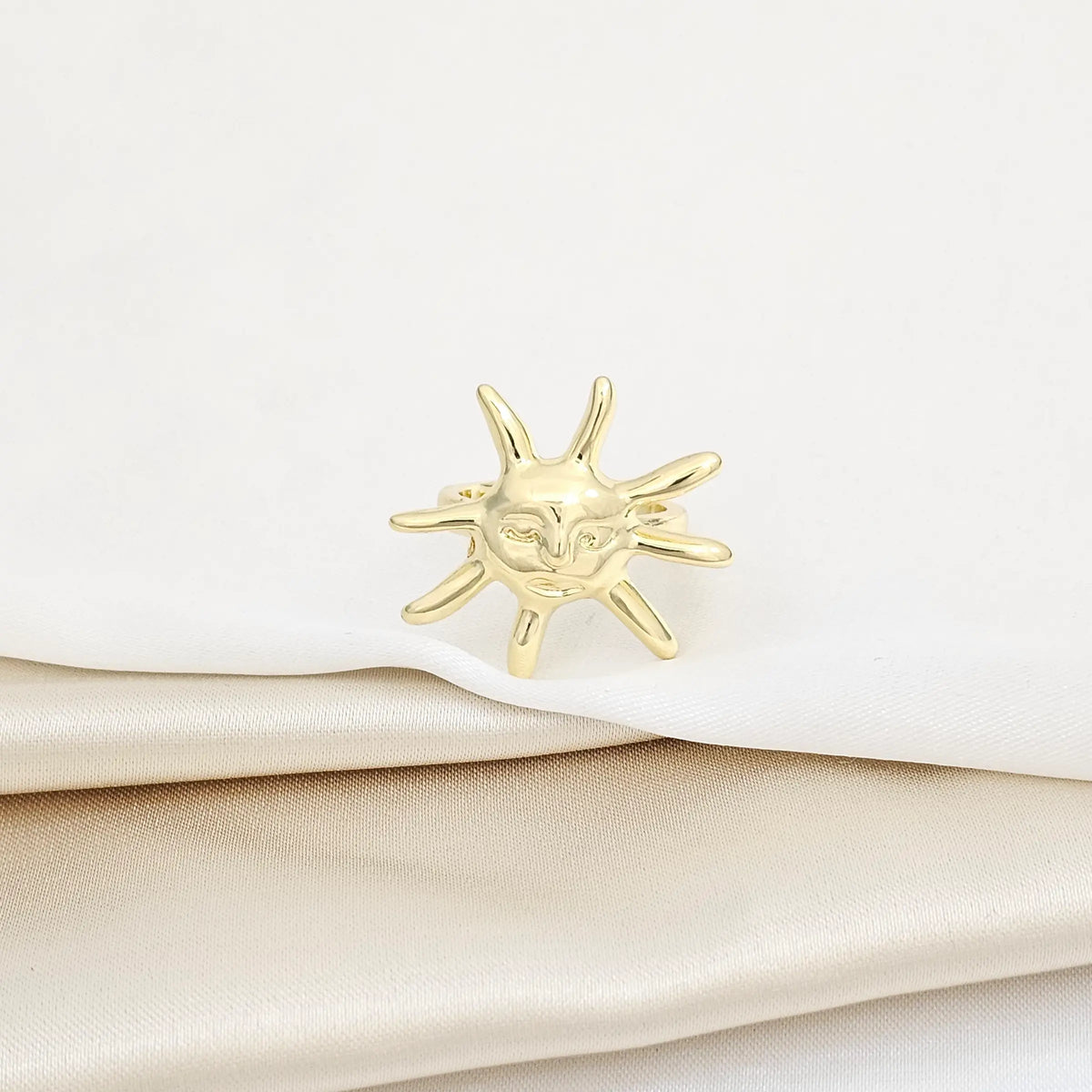 Anillo Con Sol Dorado Rf K5781