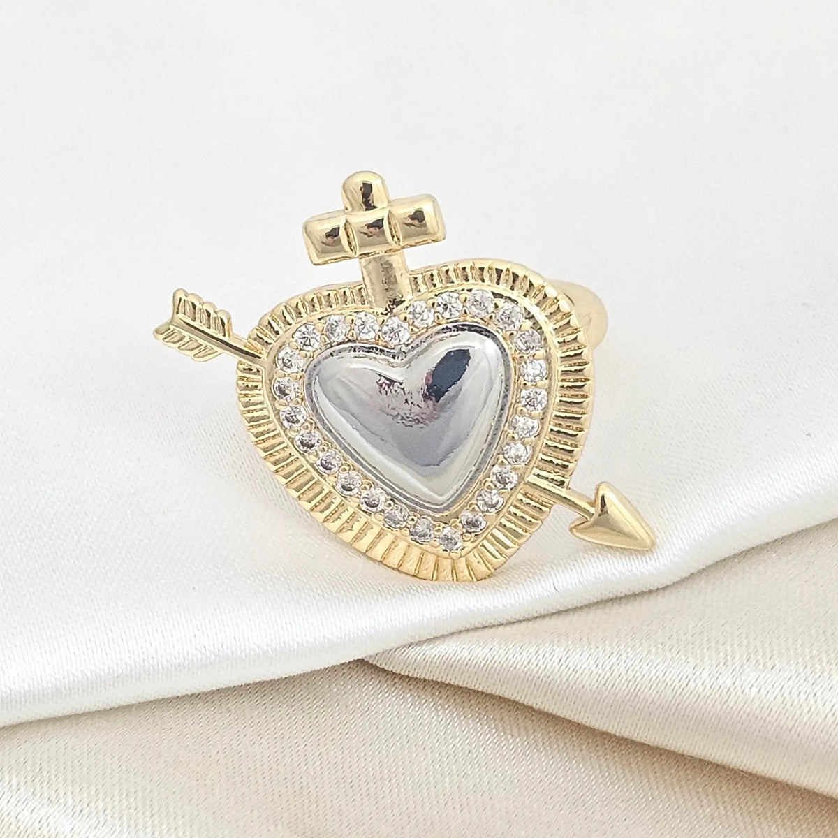 Anillo Corazon Plateado Flechado Y Ciircones Dorado Rf K4919