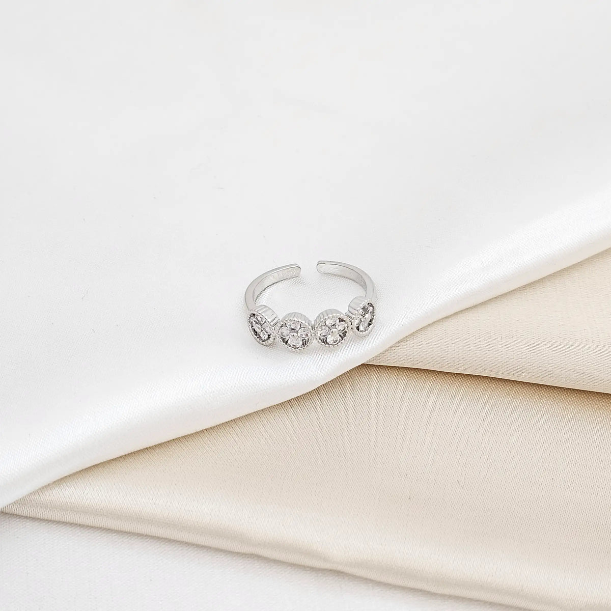 Anillo Cuatro Flores Circones Plateado Rf K6306
