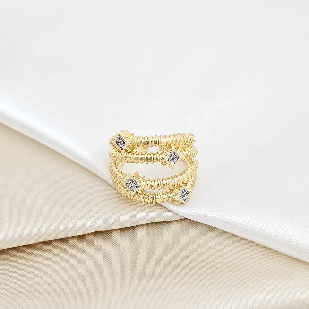 Anillo Cuatro Lineas Dorado Con Estrellas Plateado Rf K5656