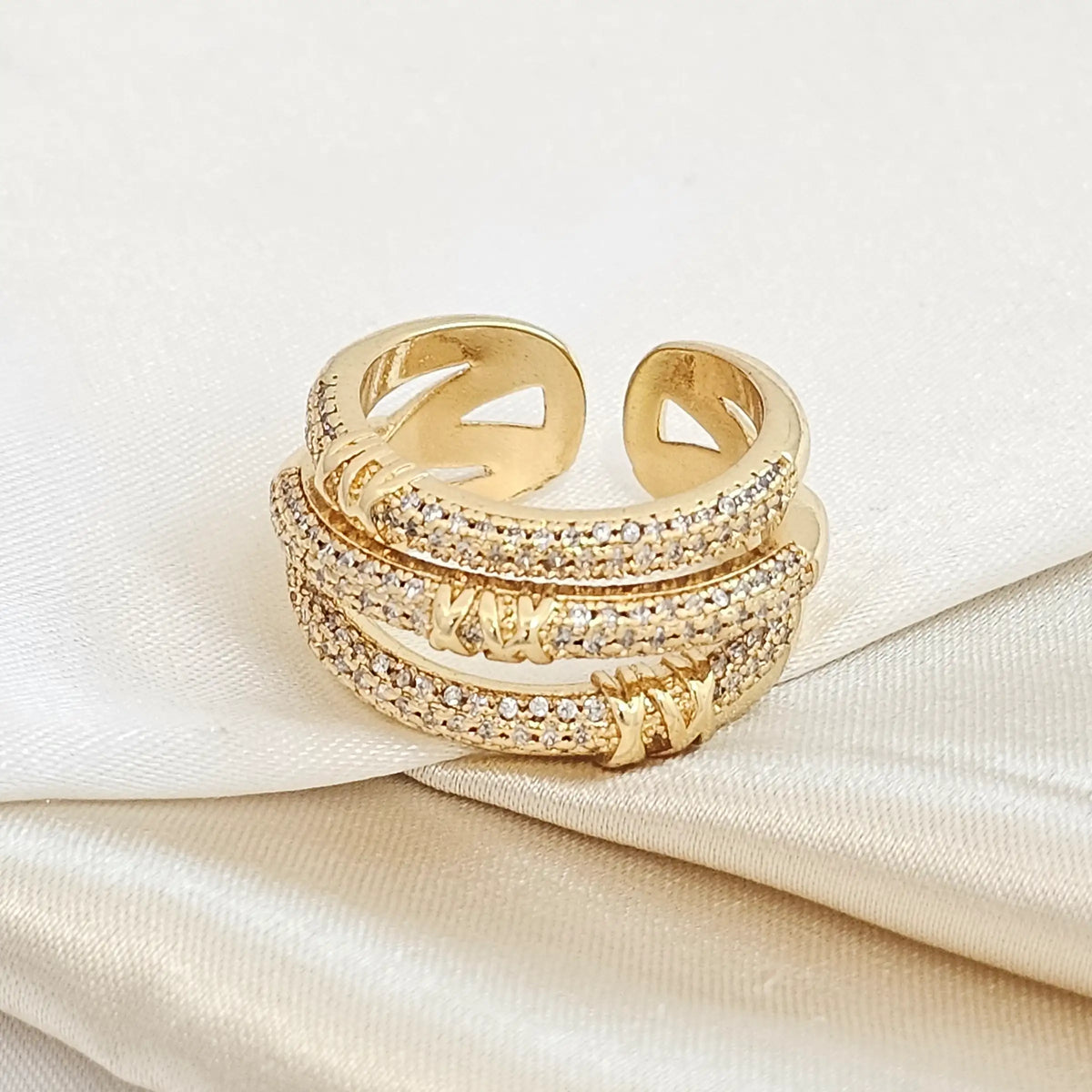 Anillo Cuatro Lineas Enlazadas Con Circones Dorado Rf K4674