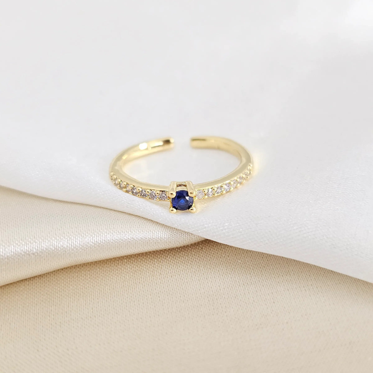 Anillo Dorado Con Circon Azul Rf K7933