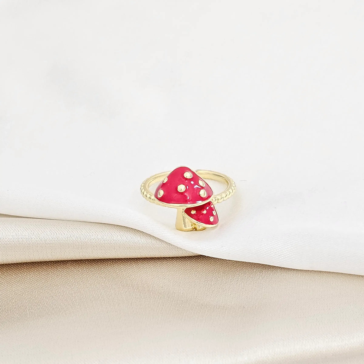 Anillo Dorado Con Hongos Rojos Rf K5763
