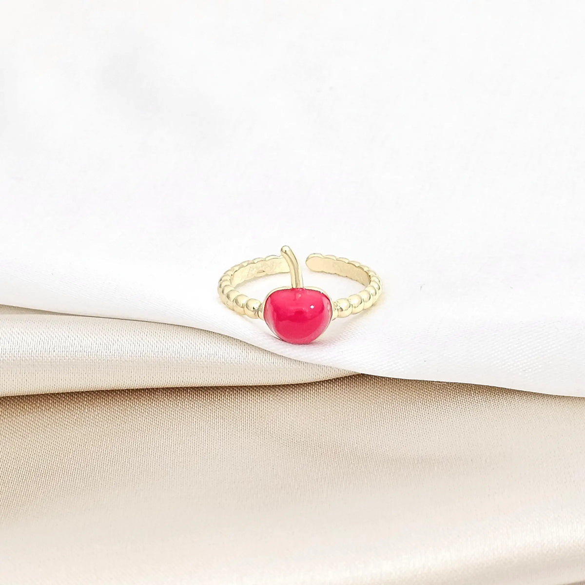 Anillo Dorado Con Manzana Roja Rf K5766