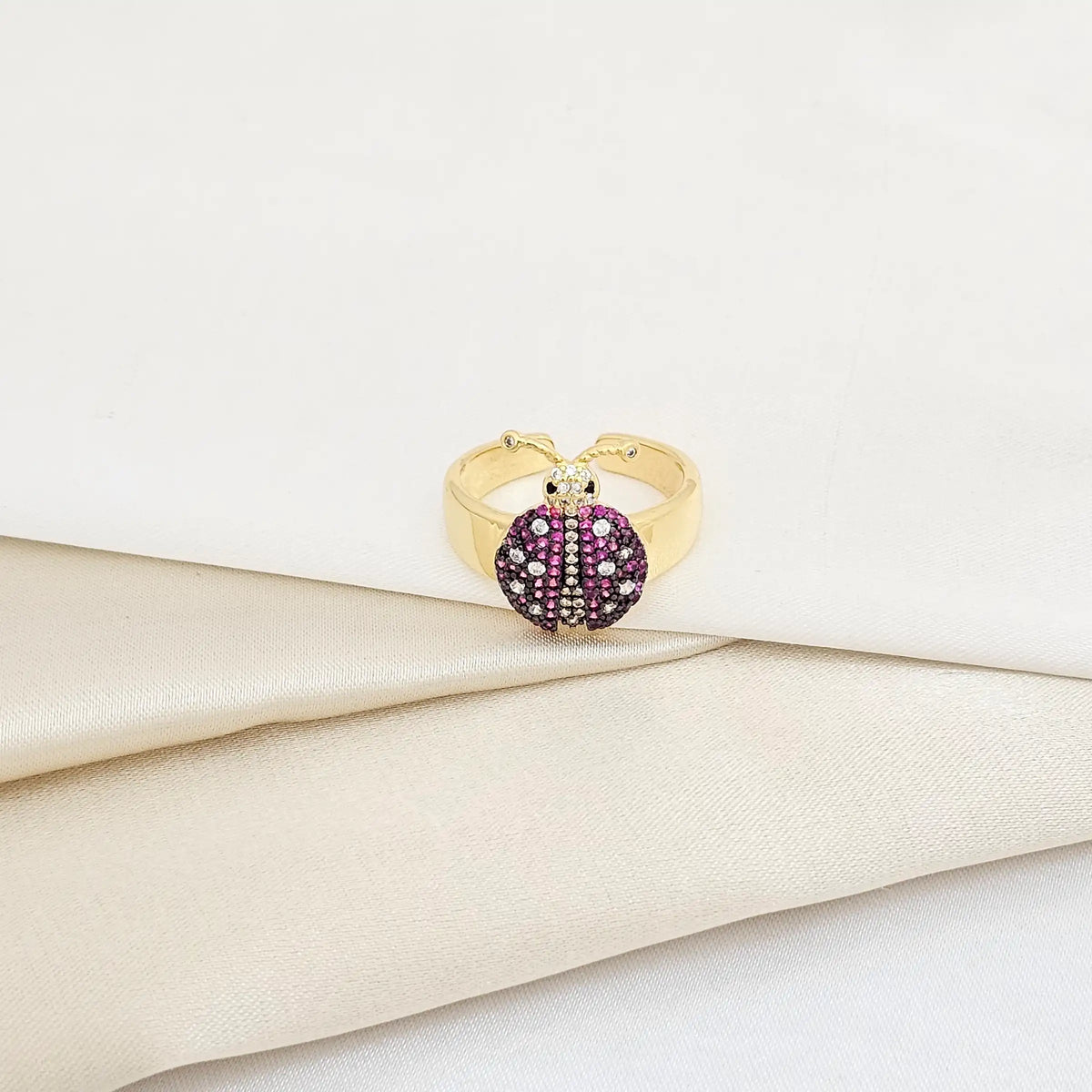 Anillo Dorado Con Mariquita Fucsia Rf K5932