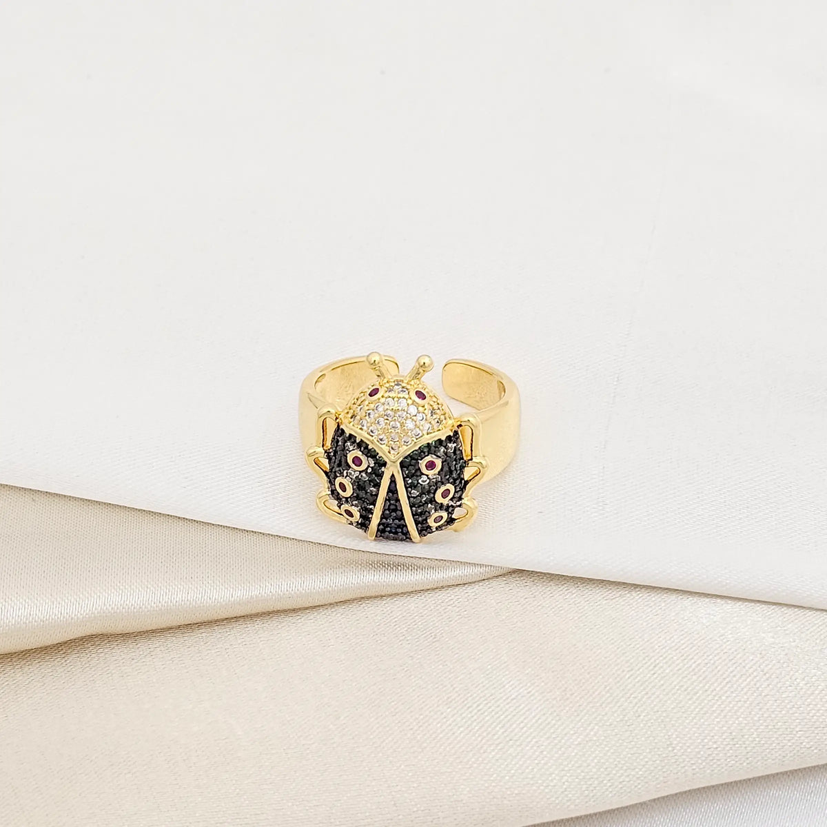 Anillo Dorado Con Mariquita Verde Rf K5935