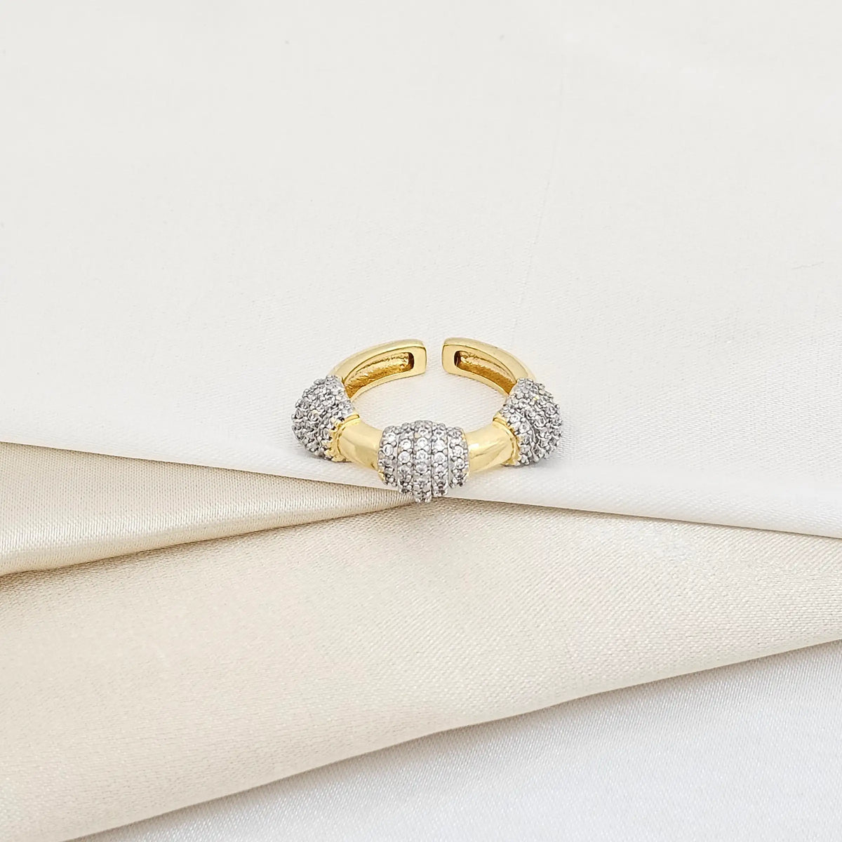 Anillo Dorado Liso Con Circones Plateados Rf K5938
