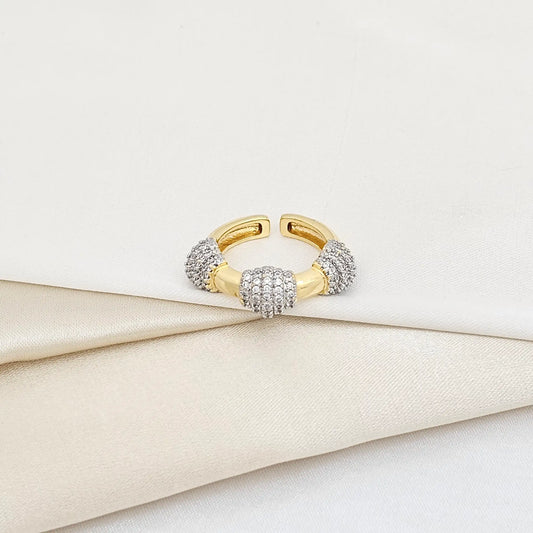 Anillo Dorado Liso Con Circones Plateados Rf K5938