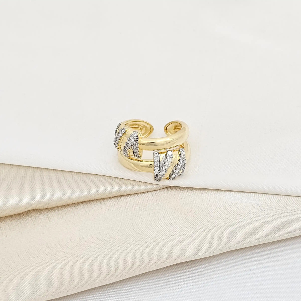 Anillo Dos Lineas Dorado Liso Con Circones Plateados Rf K5937