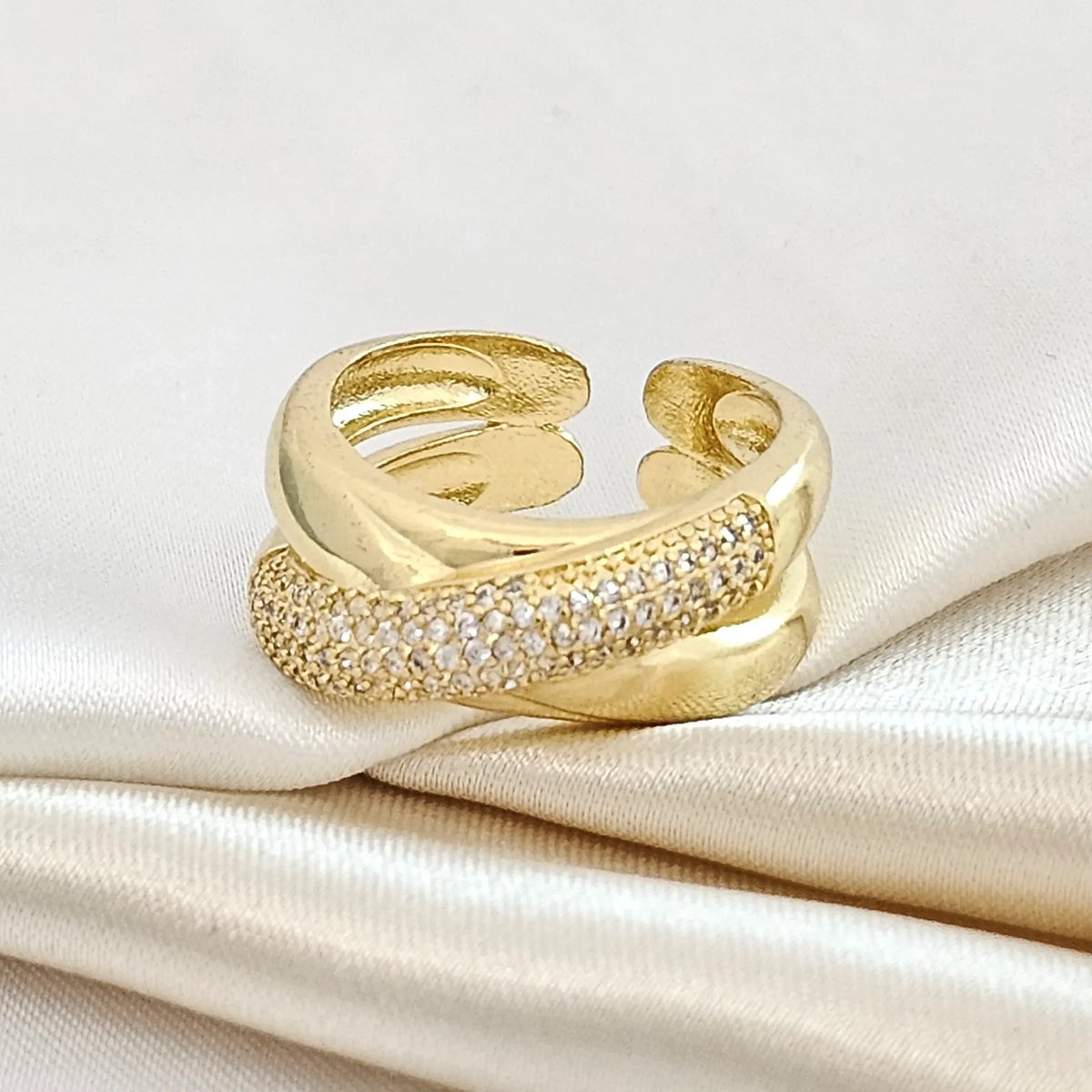 Anillo Dos Lineas En X Con Circones Dorado Rf K4742