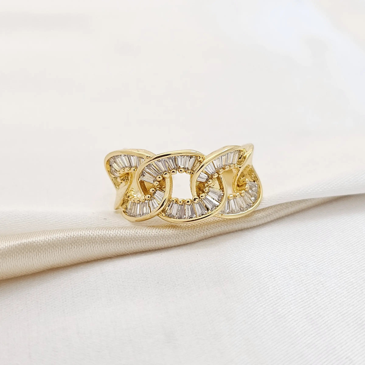 Anillo Enlazado Elegante Con Circones Dorado Rf K3796