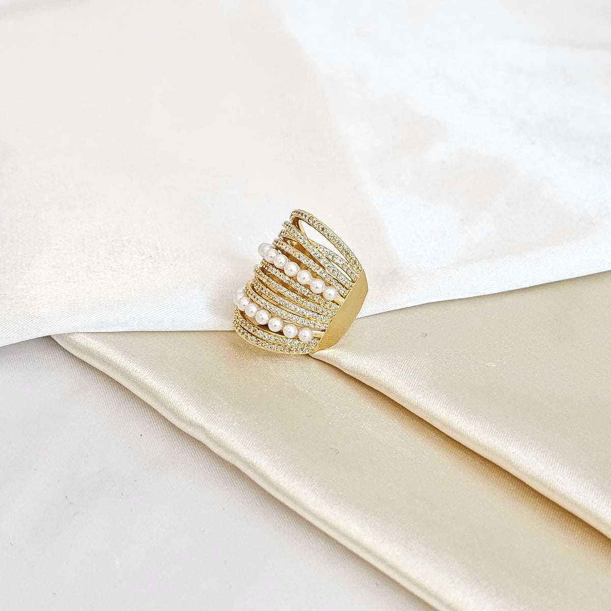 Anillo Grande Lineas Con Perlas Y Circones Dorado Rf K4439