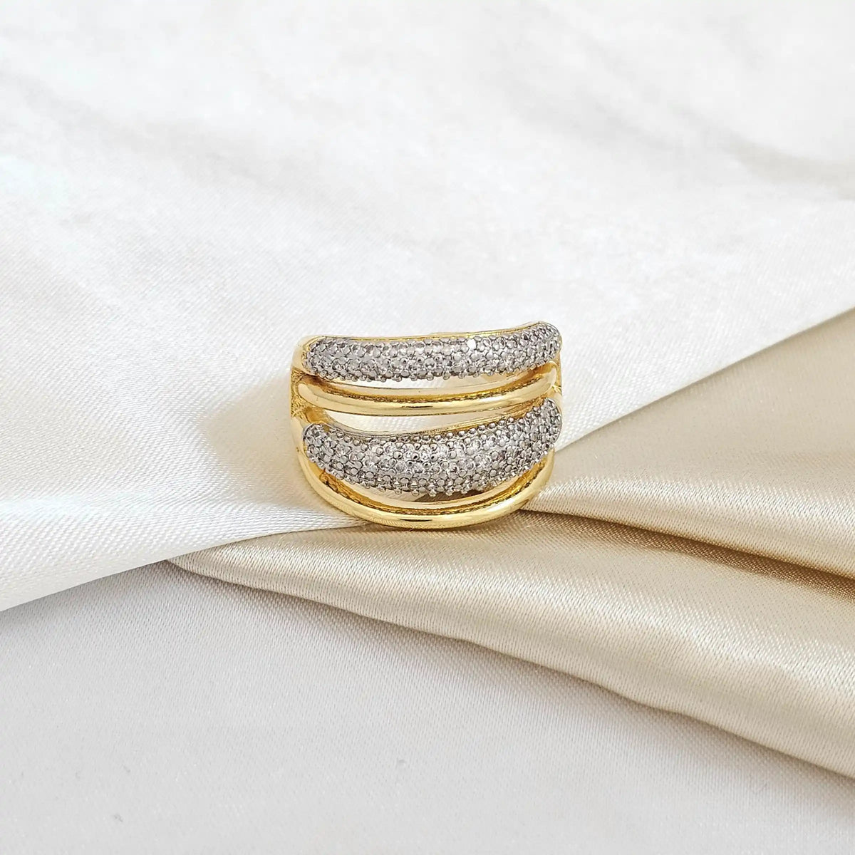 Anillo Grueso Cuatro Lineas Dorado Y Plateado Rf K4975