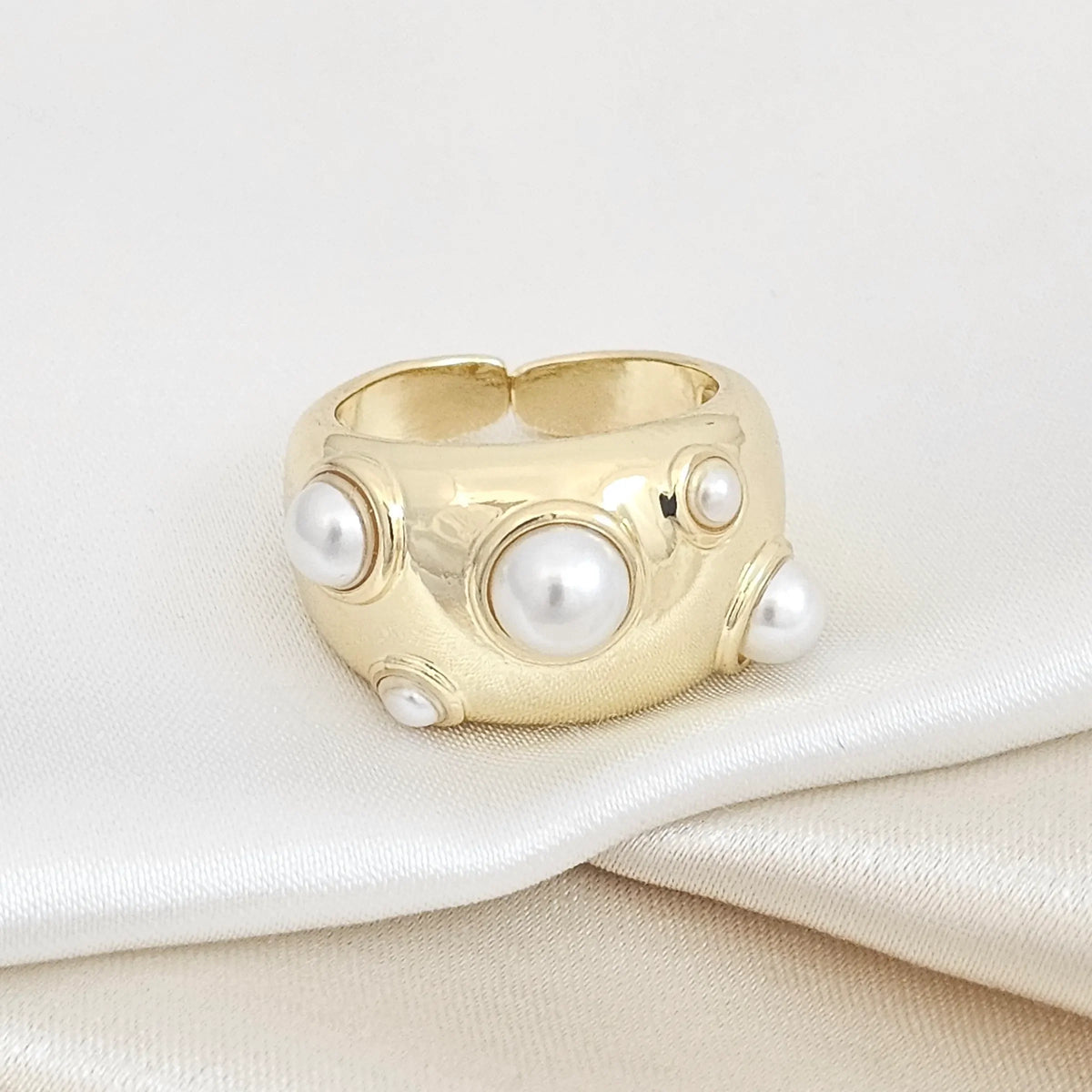 Anillo Grueso Dorado Con Cinco Perlas Rf K4923