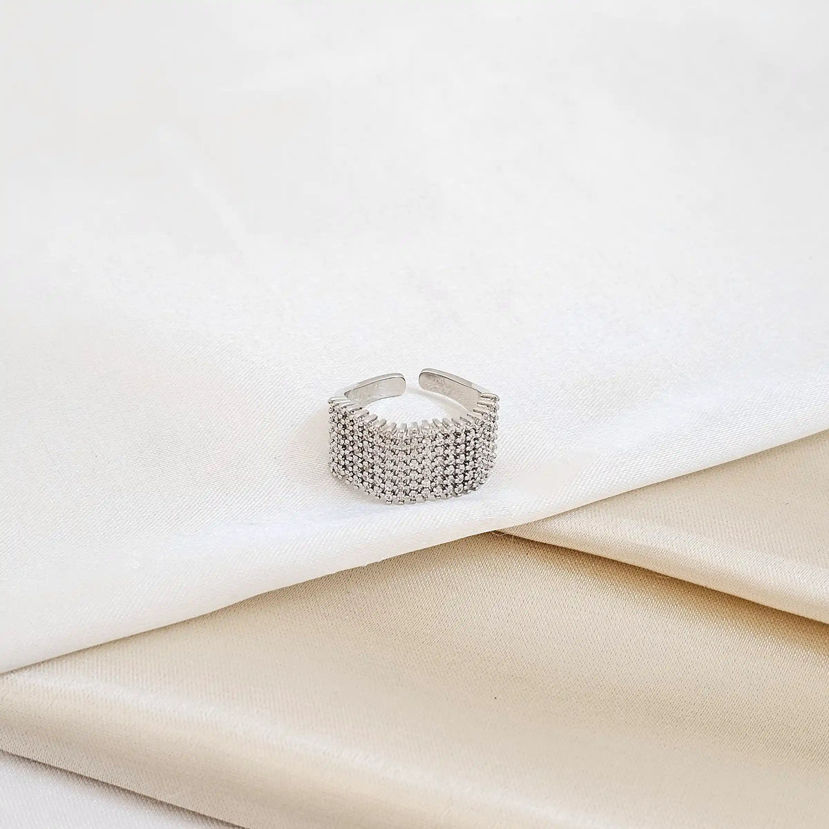 Anillo Grueso Ondulado Con Circones Plateado Rf K7584