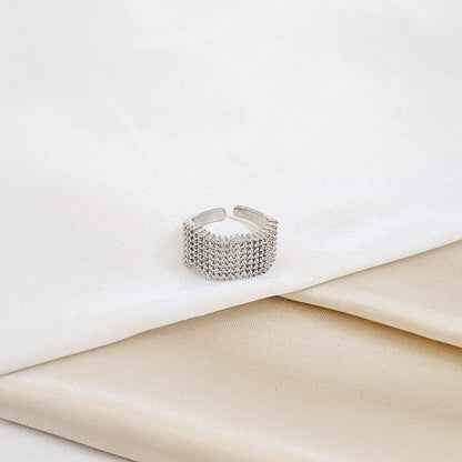 Anillo Grueso Ondulado Con Circones Plateado Rf K7584