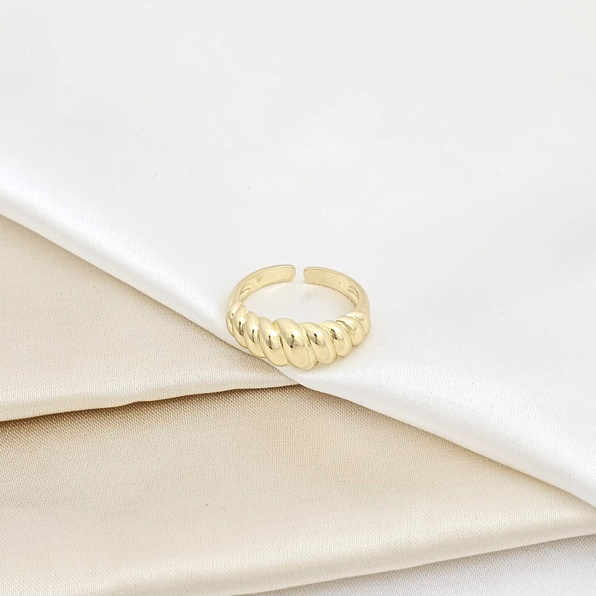 Anillo Lazos Lisos Dorado Rf K5676