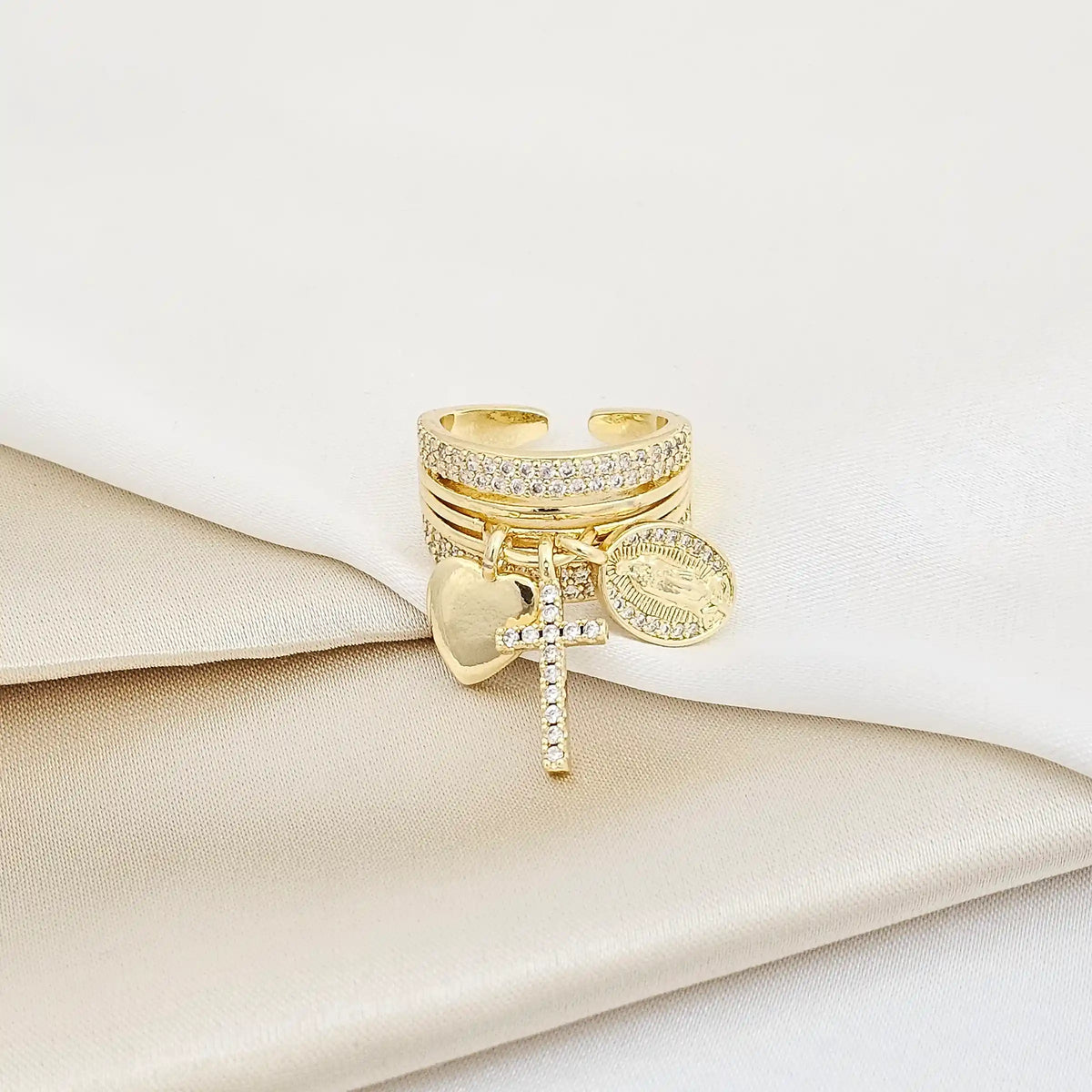 Anillo Lineas Circones Con Dijes Cruz Corazon Y Virgen Rf K7507