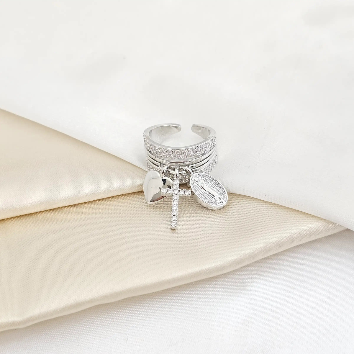 Anillo Lineas Con Cruz Corazon Y Virgen Plateado Rf K7849