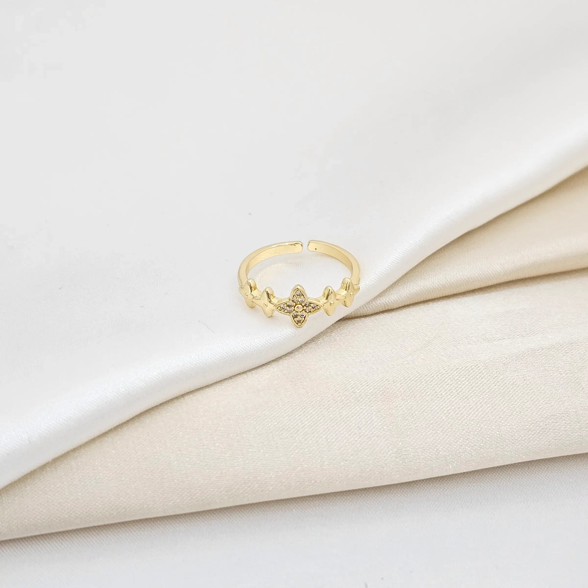 Anillo Liso 5 Trebol Con Circones Dorado Rf K6051