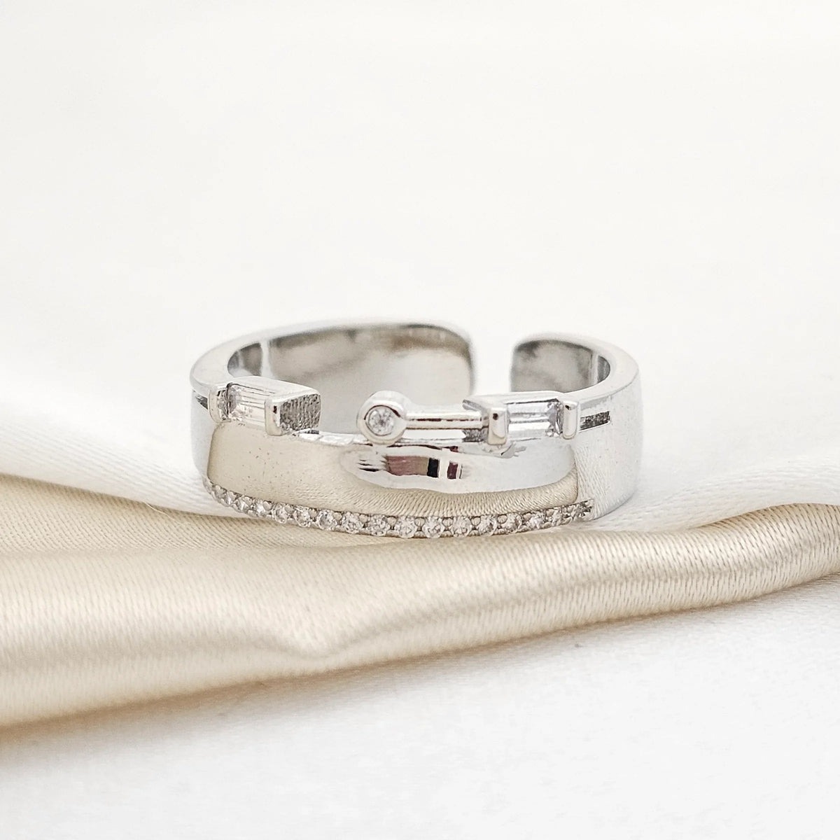 Anillo Liso Con Antena Y Circones Plateado Rf K3710