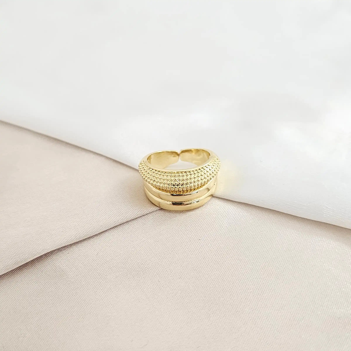 Anillo Liso Corrugado Dorado Rf K8185