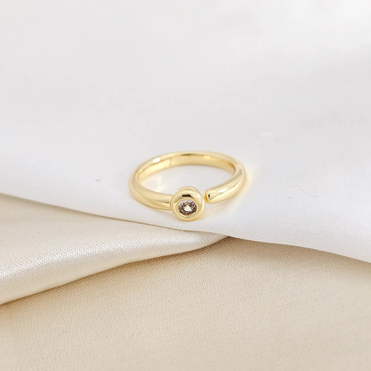 Anillo Liso Dorado Con Circon Cristal Rf K7927
