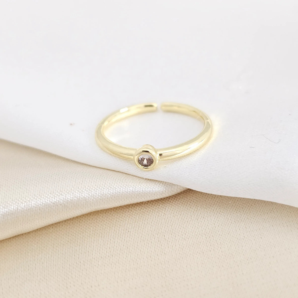 Anillo Liso Dorado Con Circon Redondo Cristal Rf K7928