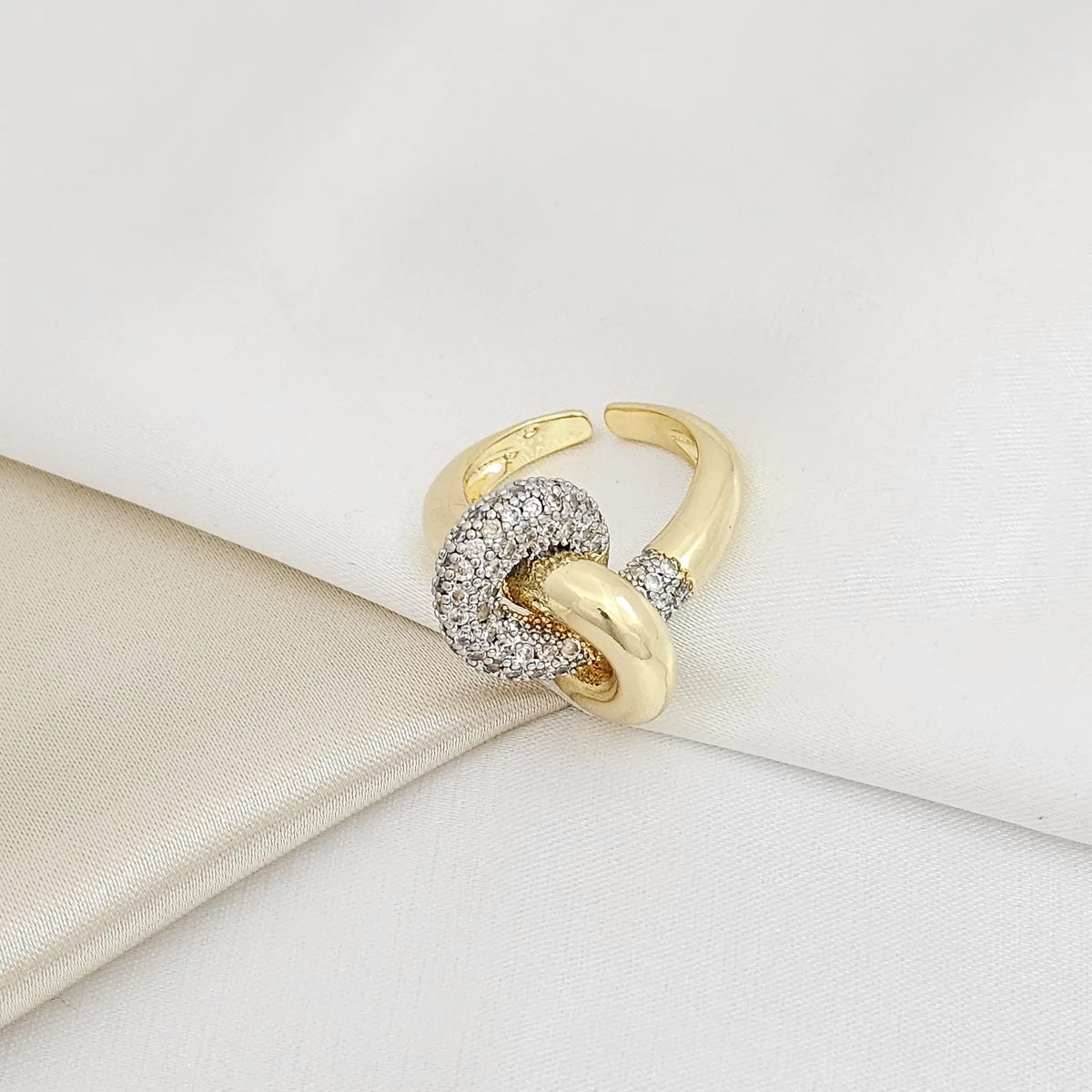 Anillo Liso Dorado Con Circones Plateados Rf K5523