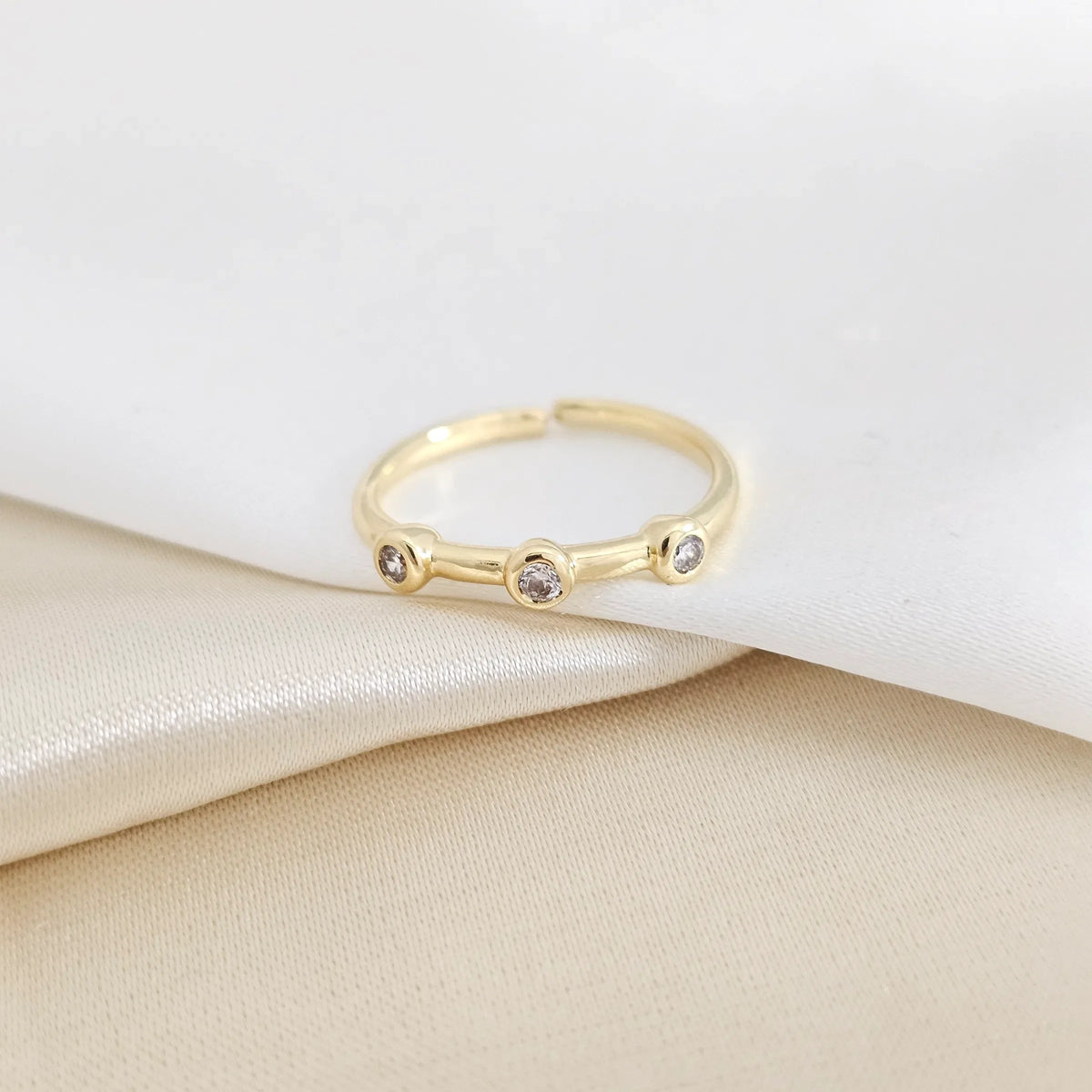 Anillo Liso Dorado Con Tres Circones Rf K7930