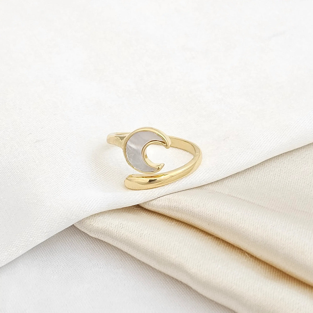 Anillo Luna Con Nacar Dorado Rf K5265