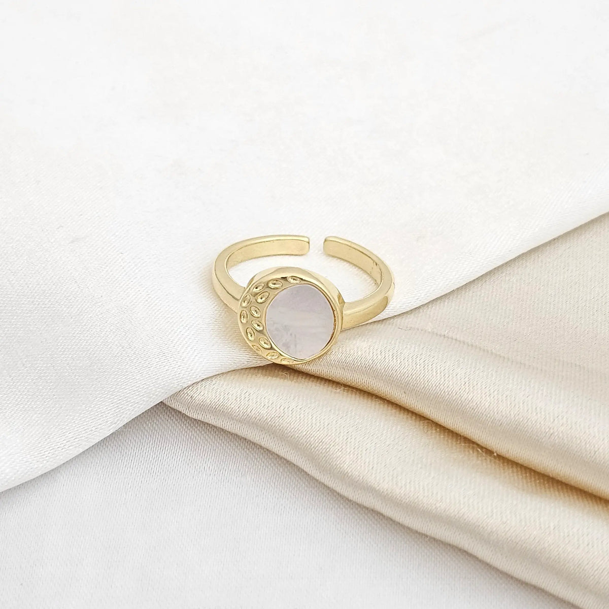 Anillo Media Luna Dorado Con Nacar Rf K5261
