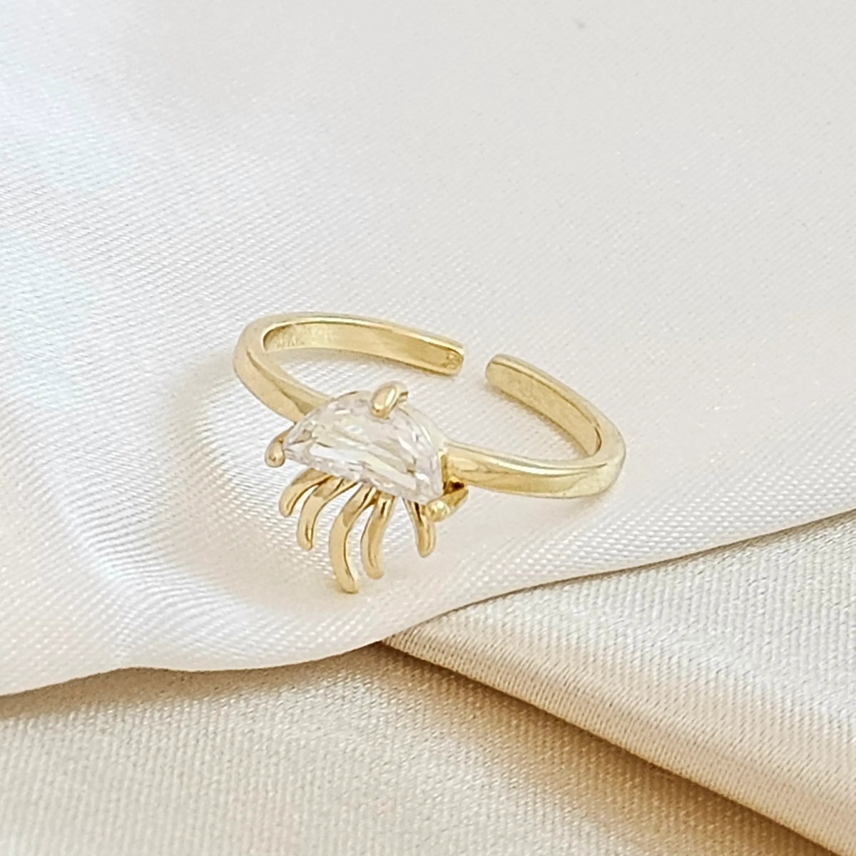 Anillo Medusa Con Circon Dorado Rf K4319
