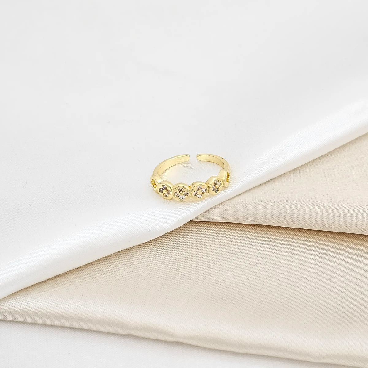 Anillo Mini Trebol Con Circones Dorado Rf K6303
