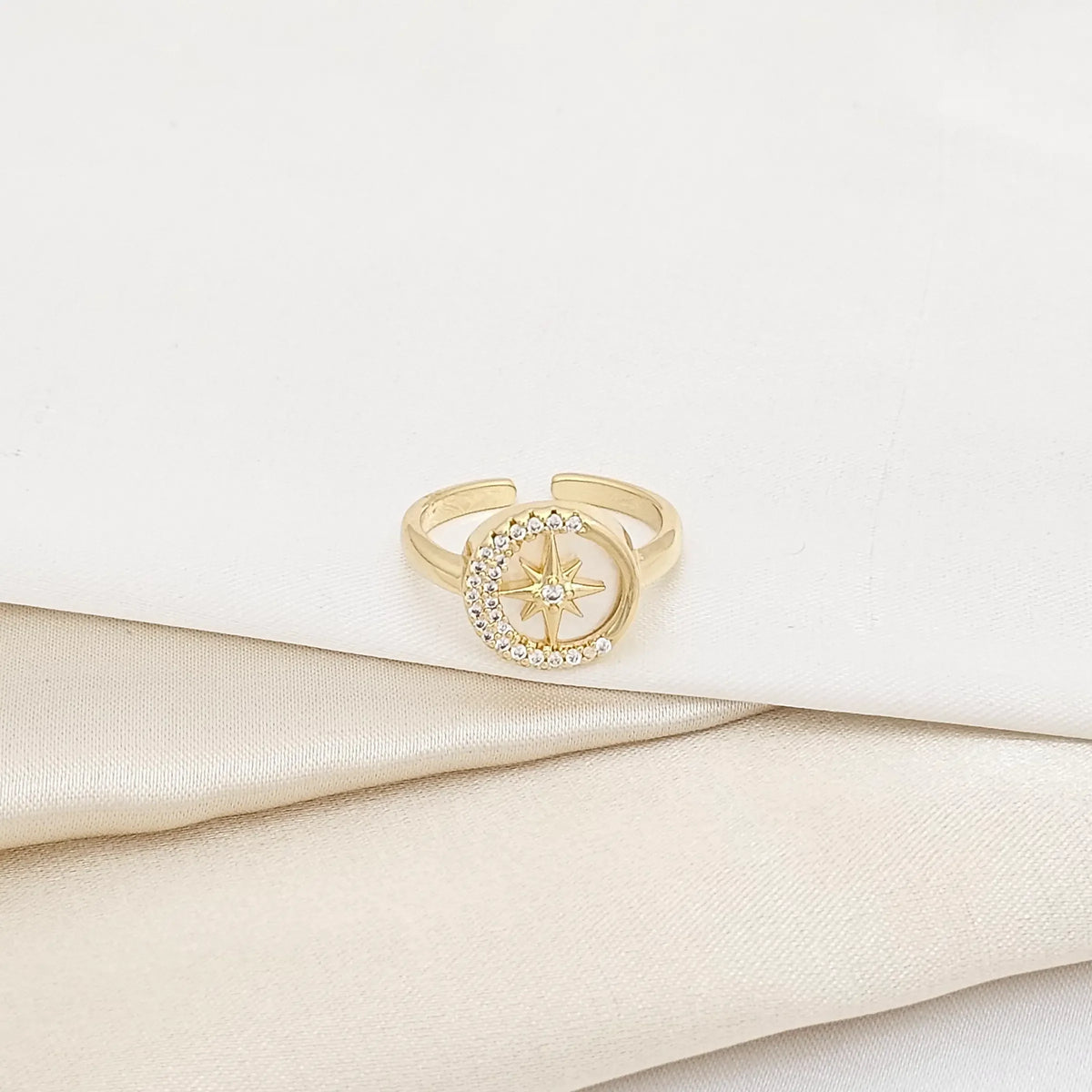 Anillo Nacar Dorado Con Circones Y Estrella Rf K5927