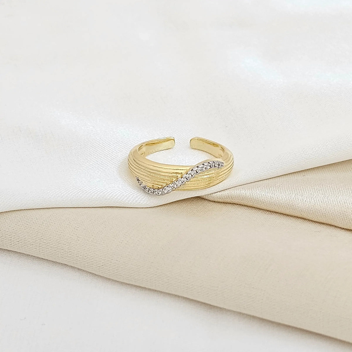 Anillo Rayado Dorado Con Linea Plateado Rf K5429