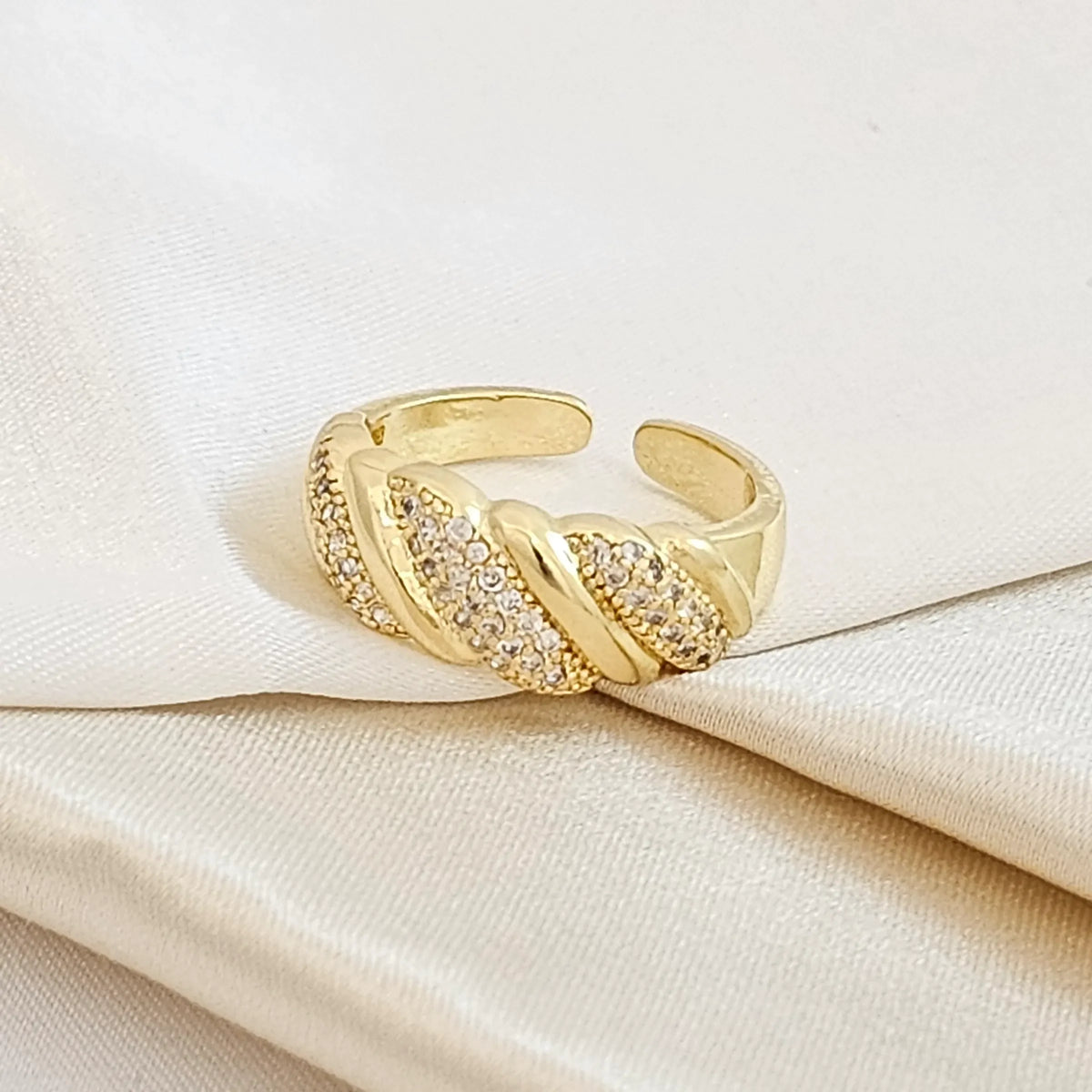 Anillo Rayas Lisas Y Con Circones Dorado Rf K4333