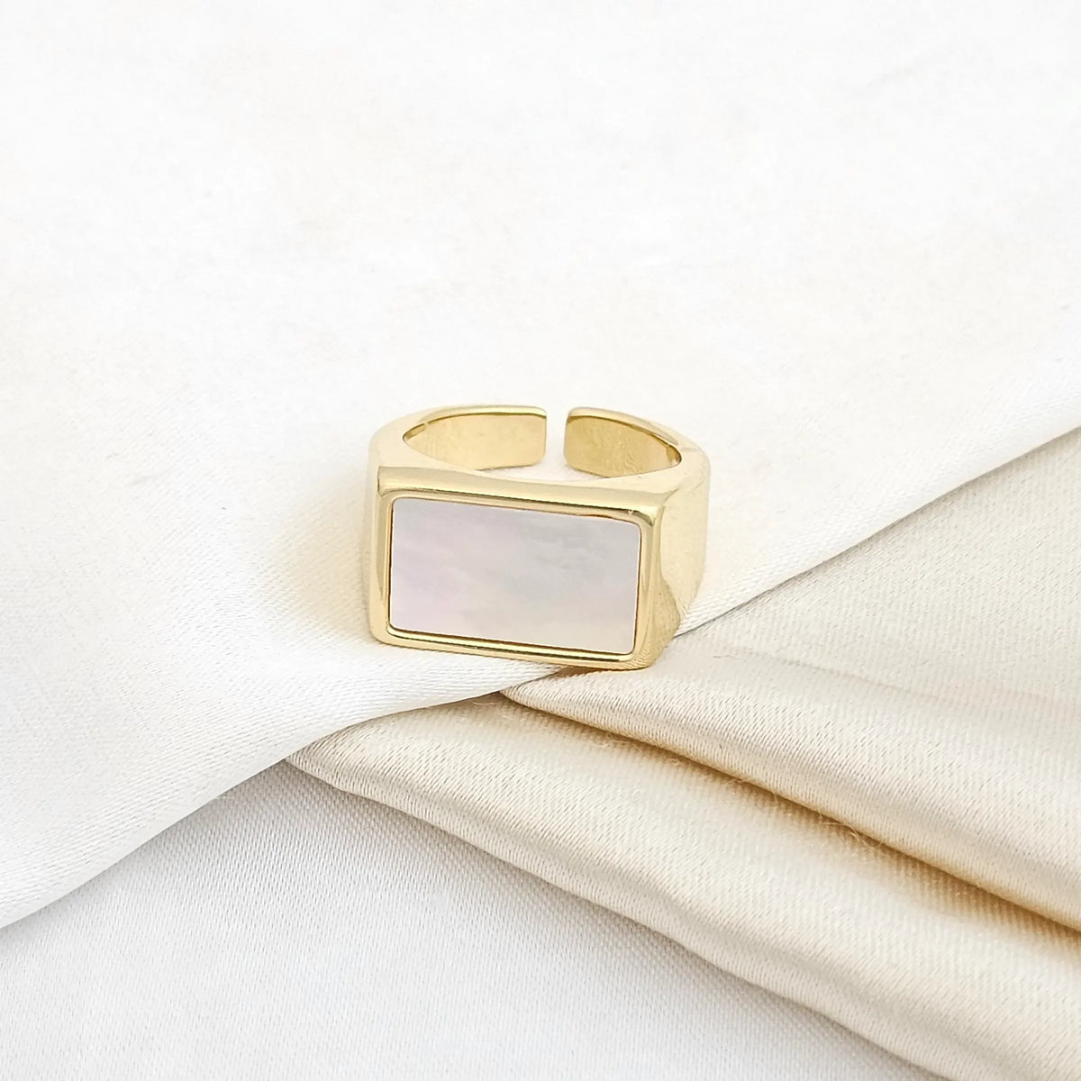 Anillo Rectangular Con Nacar Dorado Rf K5266
