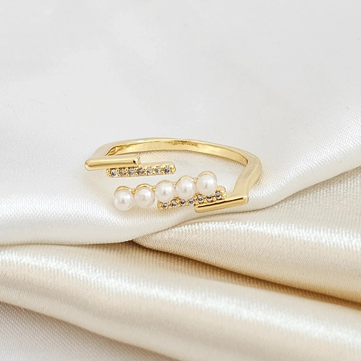 Anillo Rectangular Escalera Con Perlas Y Circones Dorado Rf K4748