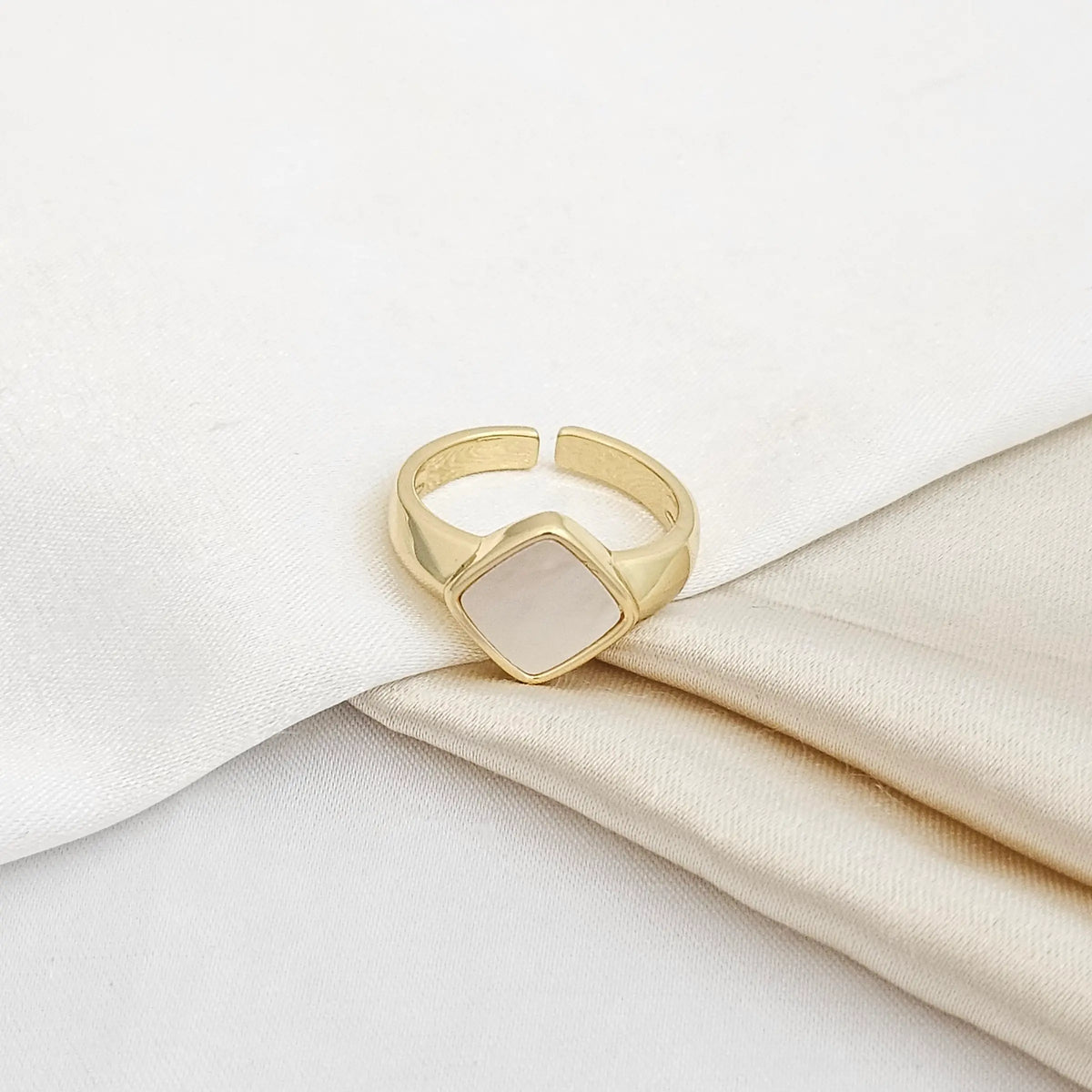 Anillo Rombo Con Nacar Dorado Rf K5264