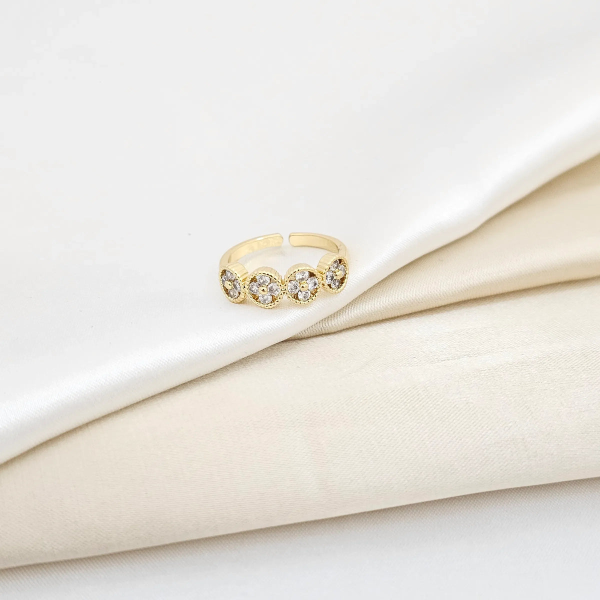 Anillo Trebol Con Circones Cristal Dorado Rf K6054