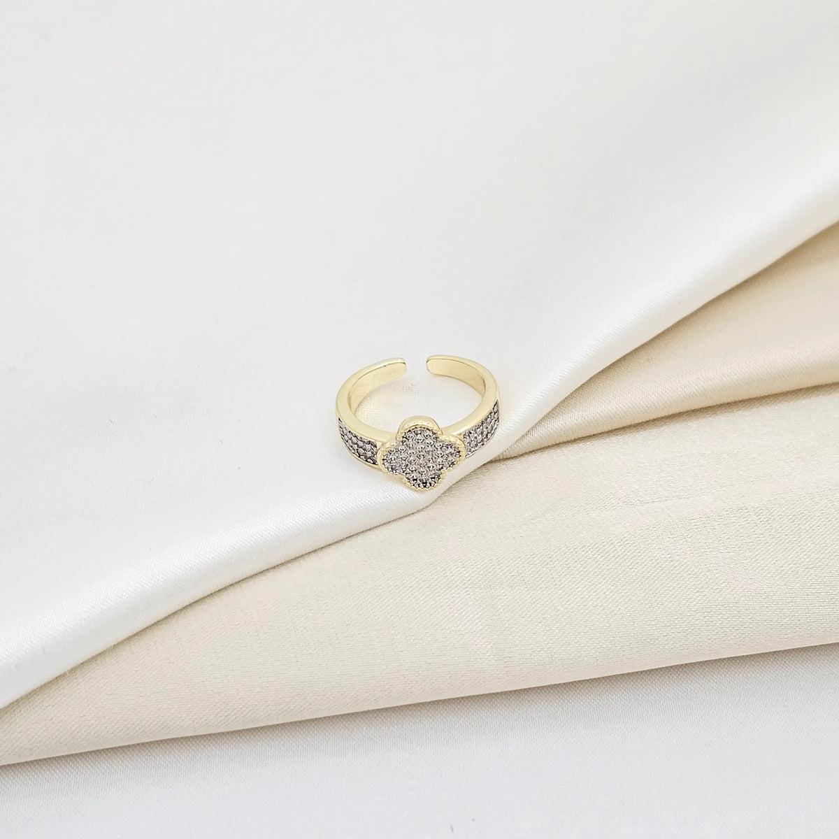 Anillo Trebol Dorado Peq Con Circones Plateados Rf K6056