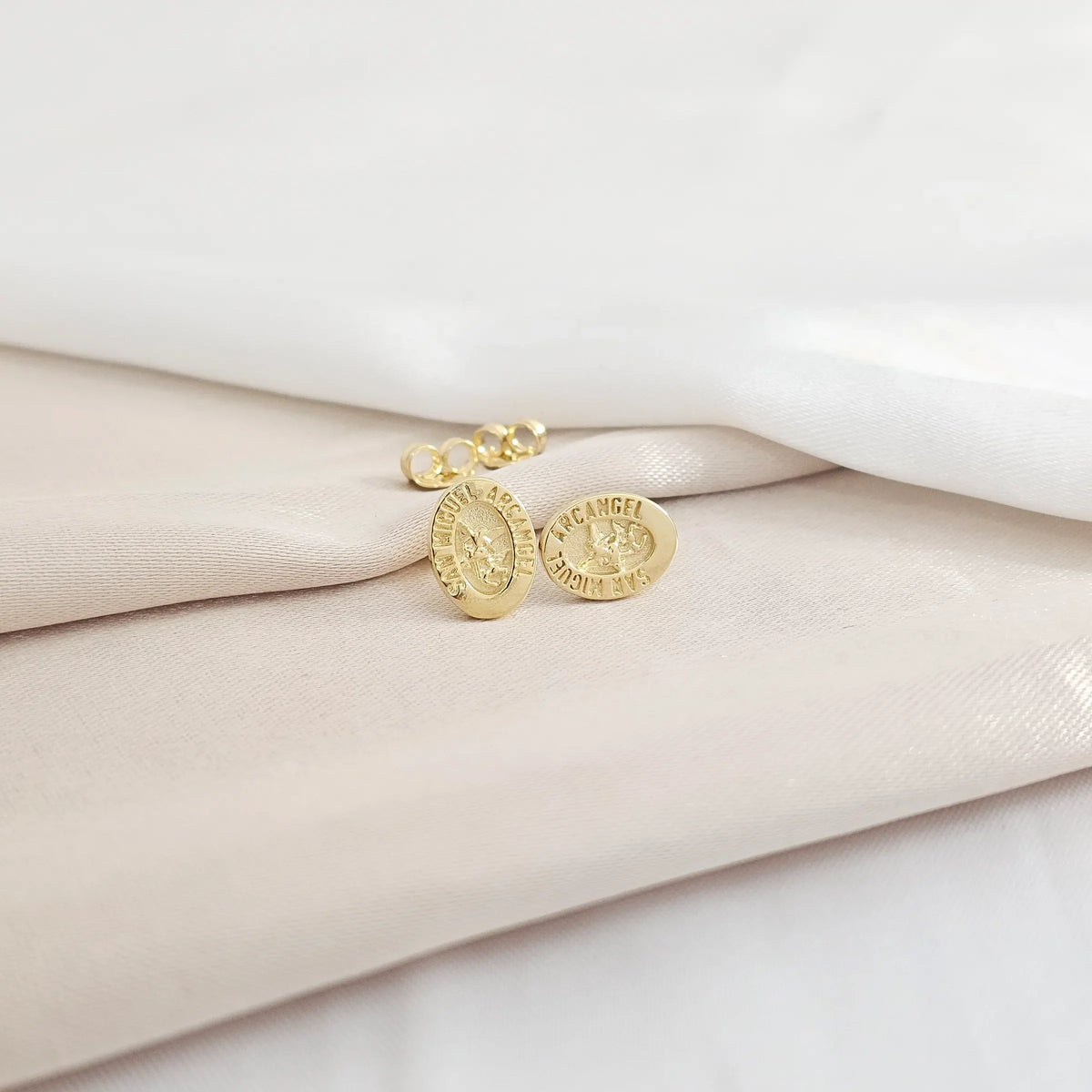 Aretes Topo San Miguel Arcangel Lam 18K B/34063