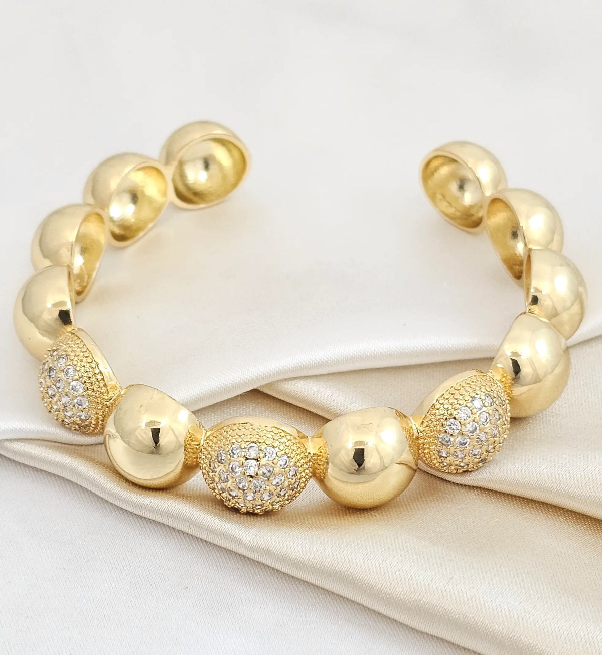 Brazalete Bolas Lisas Y Con Circones Dorado Rf K4967