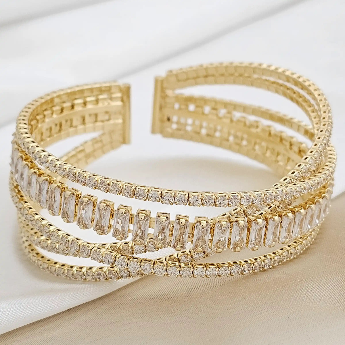 Brazalete Cruzado Circones Dorado Rf K3416